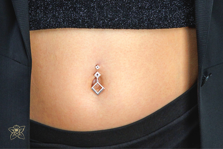 Goldpiercingart - Shooting Bauchnabel- und Septum-Piercing