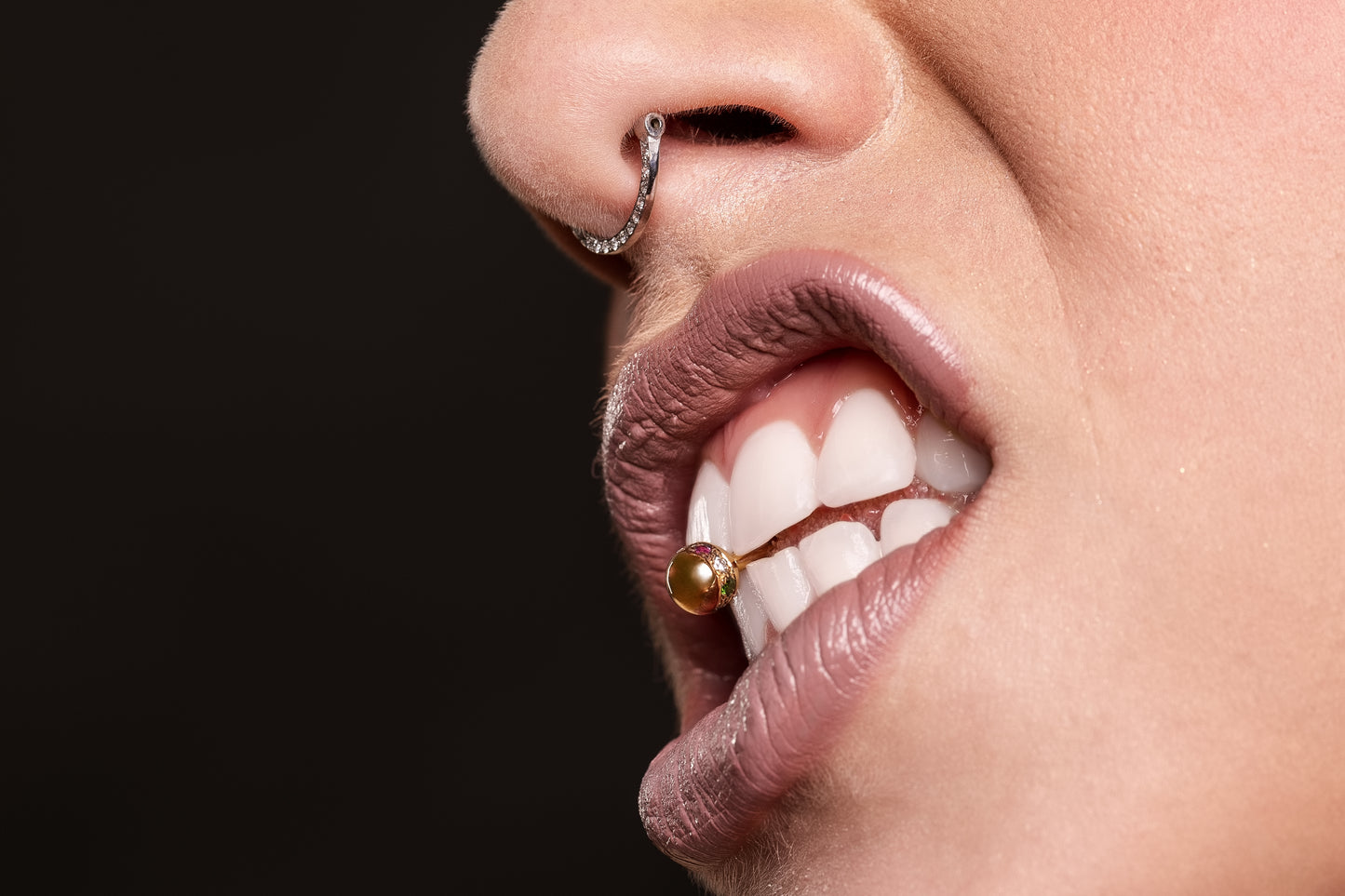 Piercing barbell with a brilliant or gemstone band