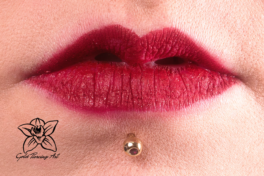 Labret-Stecker mit Rubin