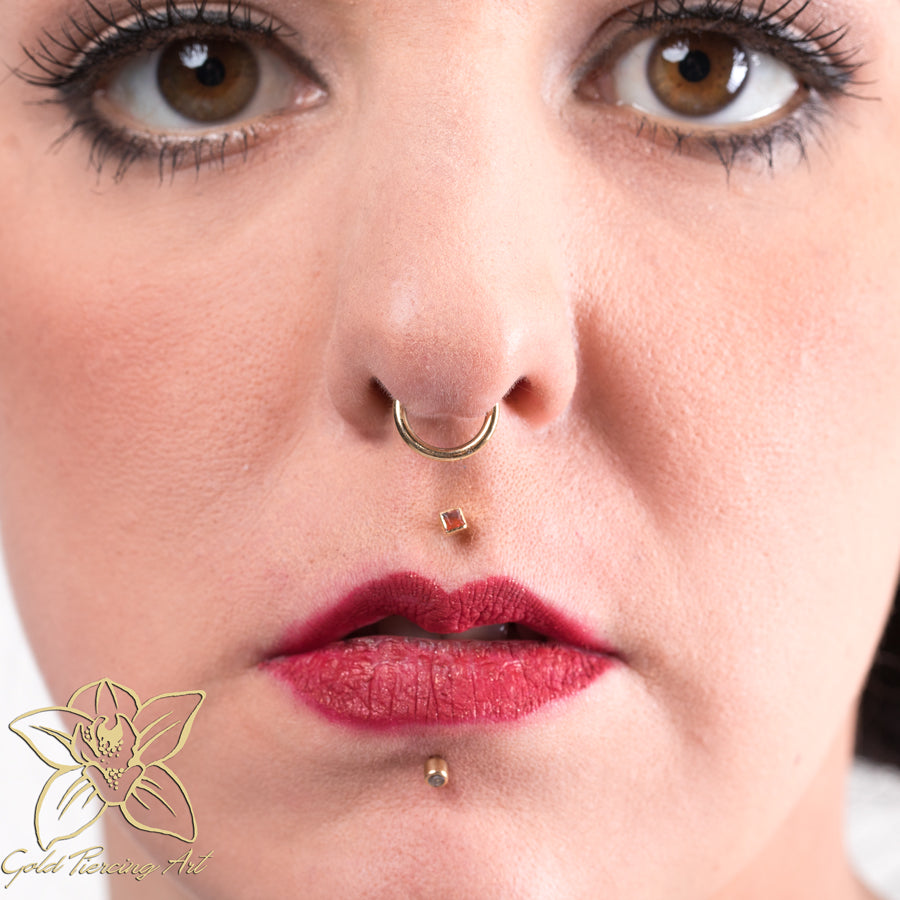 Labret-Stecker 750 Gelbgold mit Feueropal