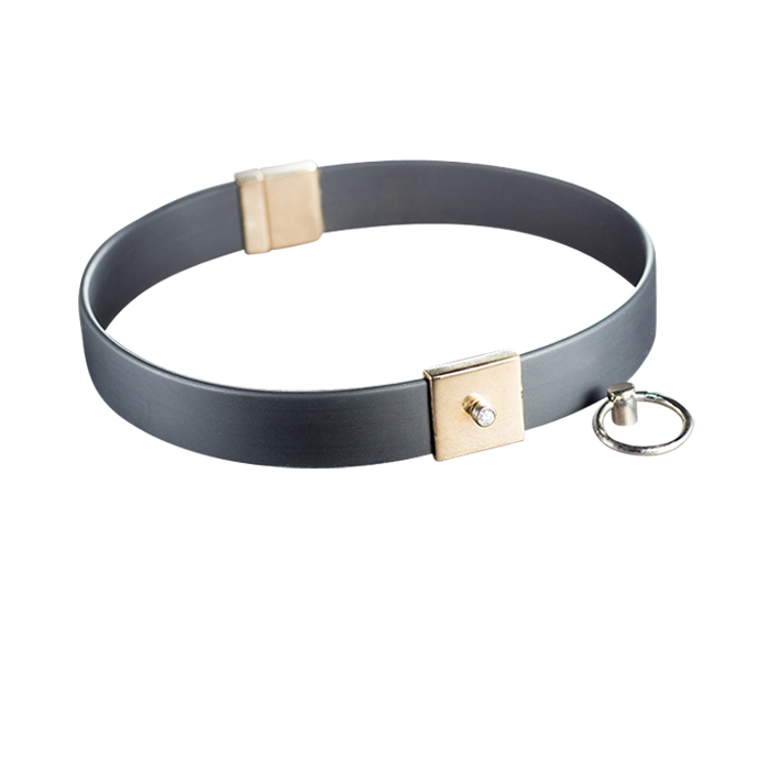 Handgefertigtes Halsband aus Gold mit Ring der O