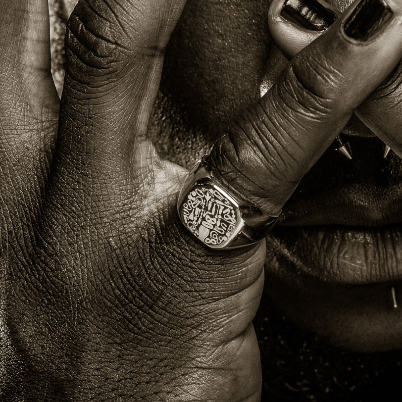 Kinky signet ring