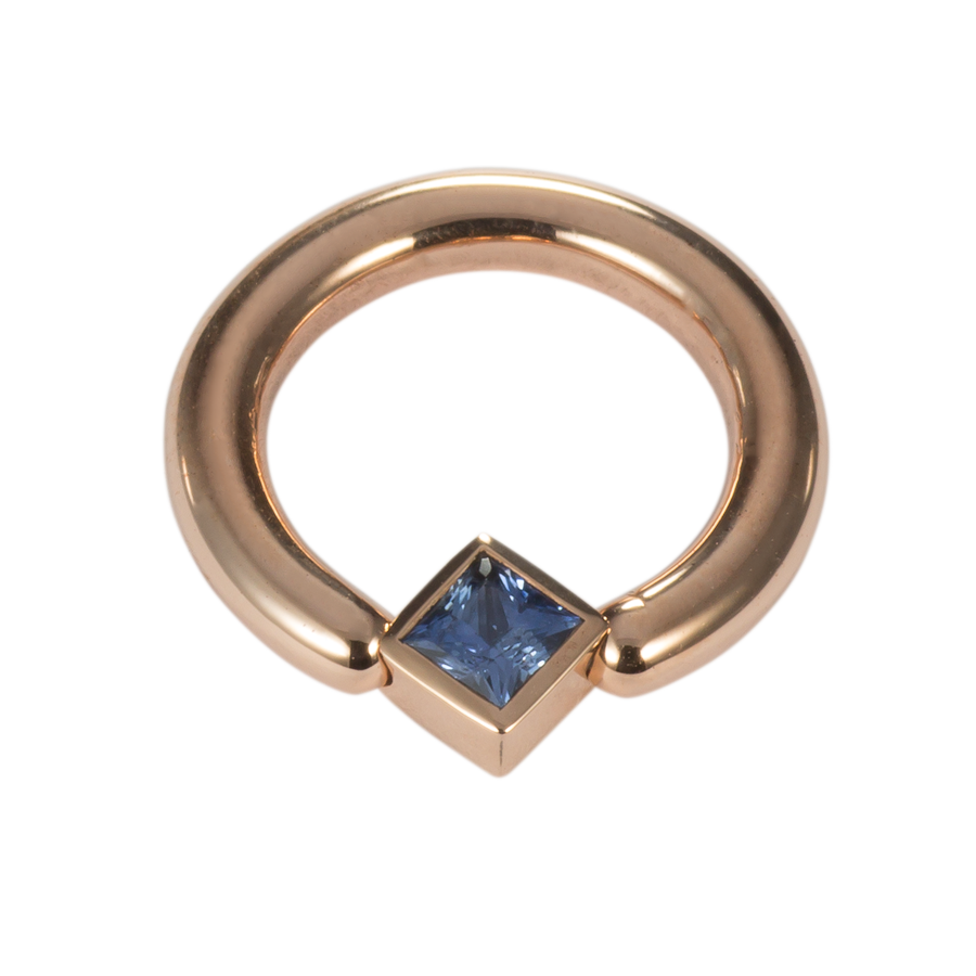Piercingring Rotgold 750 mit blauem Saphir