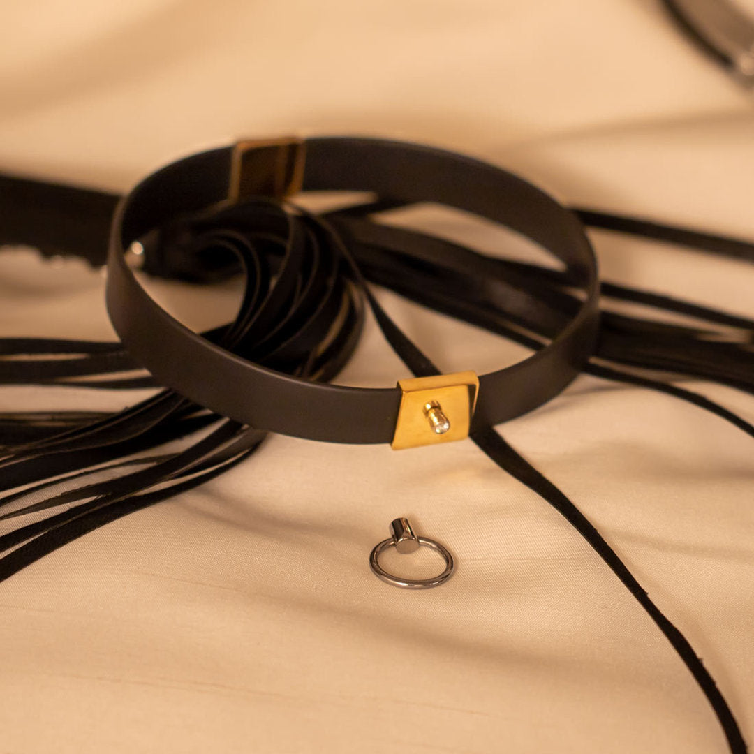 Handgefertigtes Halsband aus Gold mit Ring der O
