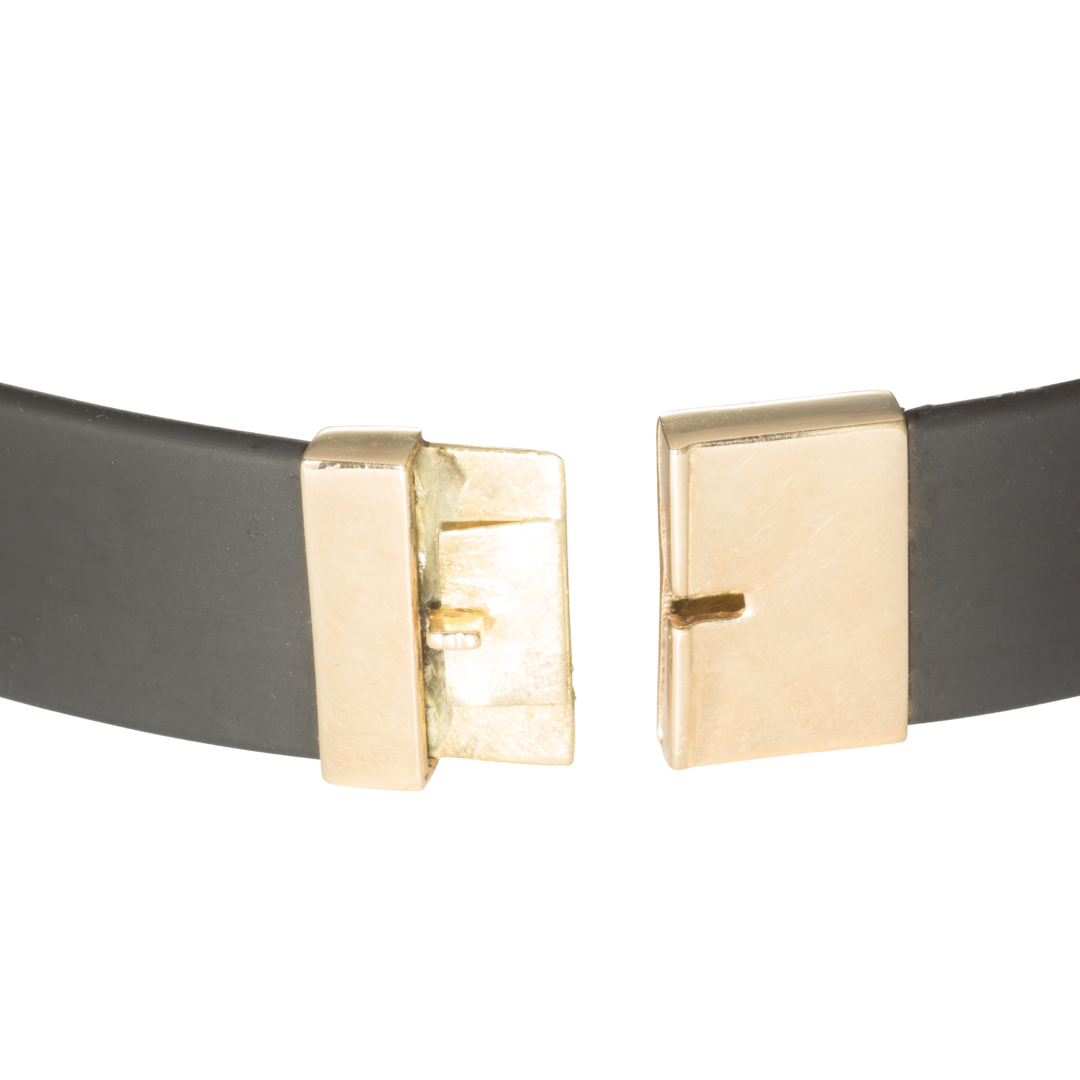 Handgefertigtes Halsband aus Gold mit Ring der O