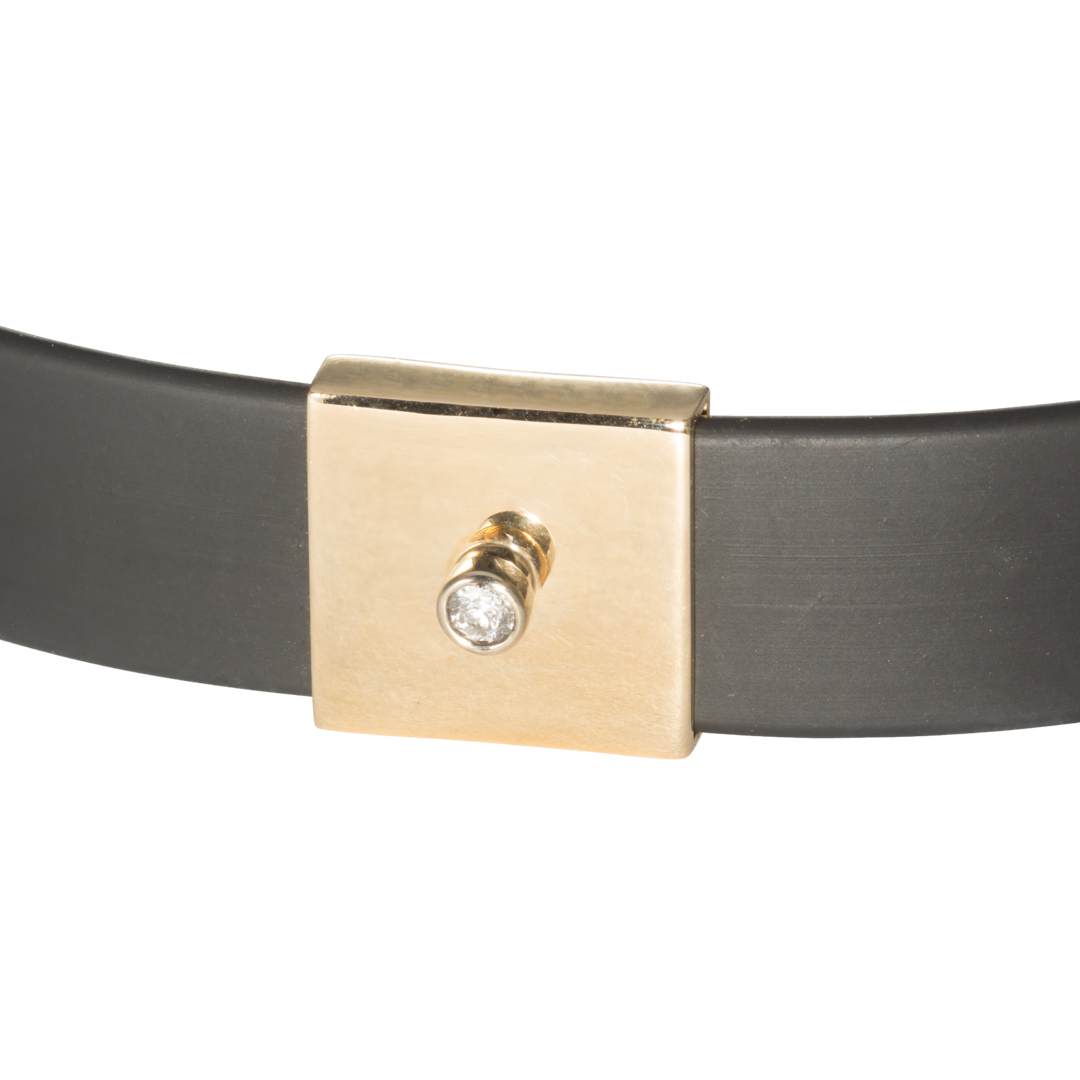 Handgefertigtes Halsband aus Gold mit Ring der O