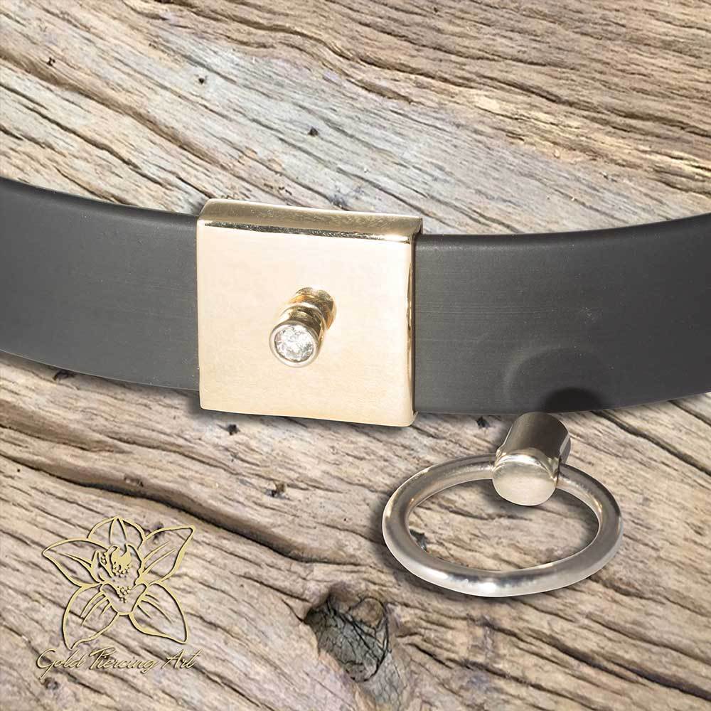 Handgefertigtes Halsband aus Gold mit Ring der O