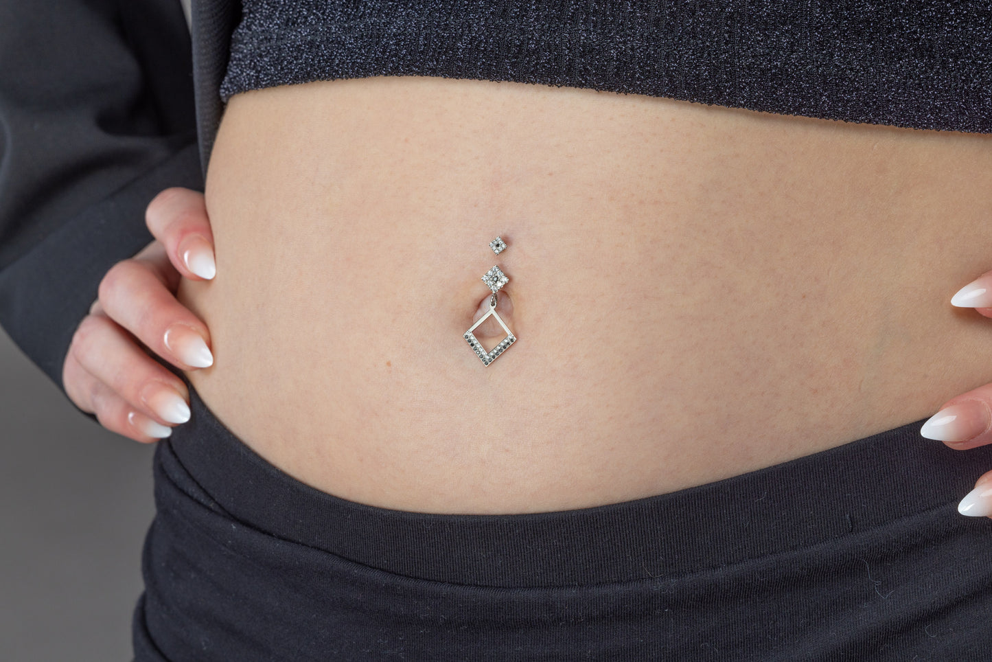 Piercing banana with black and white diamonds quadra
