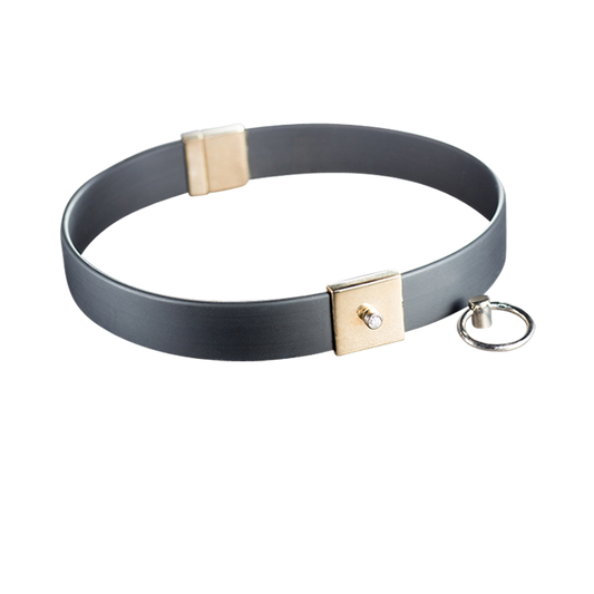 Handgefertigtes Halsband aus Gold mit Ring der O