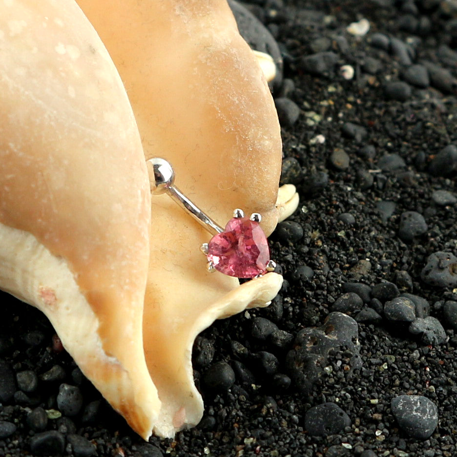 Piercing banana with a heartshaped Tourmaline