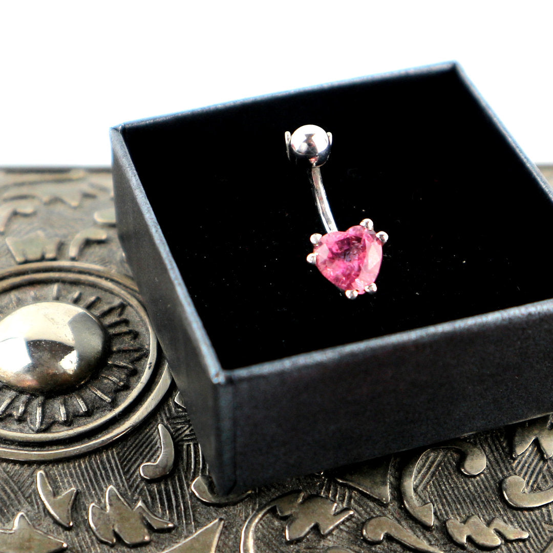 Piercing banana with a heartshaped Tourmaline