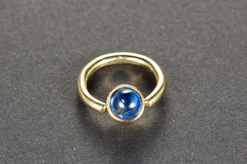 Piercingring with a sapphire-cabochon